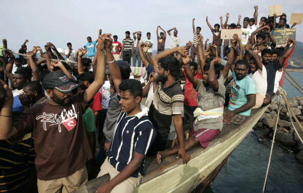 » 2009년10월 인도네시아 해군에 억류된 스리랑카 보트피플이 배 위에서 난민 인정을 요구하며 구호를 외치고 있다.REUTERS/ DADANG TRI