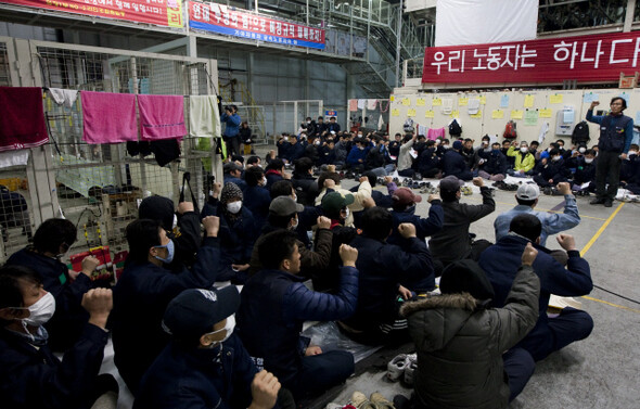 » 현대자동차 울산공장 1공장을 점거 중인 현대차 비정규직 노조 조합원들이 지난 11월23일 밤 집회를 열고 있다. 한겨레 울산=김정효 기자 hyopd@hani.co.kr 