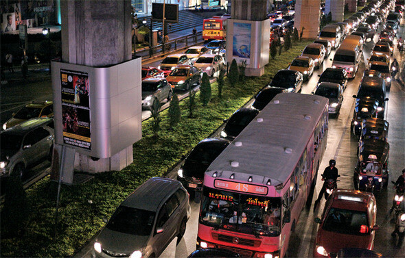 잉락 친나왓 정부의 ‘첫차 세금 환불제’는 안 그래도 교통지옥이던 방콕 거리에 더 많은 차들을 쏟아냈다.