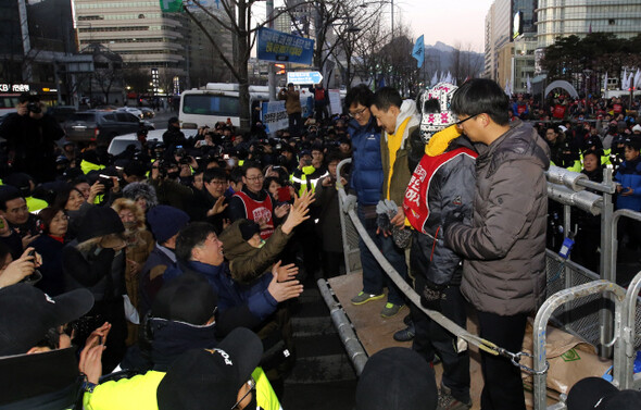 지난해 12월31일 오전 서울 중구 태평로1가 광고판에서 50일간 고공농성을 벌였던 씨앤앰 해고노동자 강성덕·임정균씨가 농성을 마치고 지상으로 내려왔다. 정용일 기자