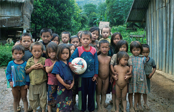 라오스 루앙프라방에서 메콩강을 건너 한참 깊이 들어가야 만날 수 있는 쪽마을의 아이들이 새 장난감인 축구공을 받아들고 카메라 앞에 섰다. 김형욱 제공