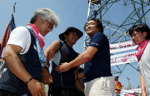 지난 8월8일 296일간의 철탑농성을 마치고 내려온 최병승(오른쪽 두 번째)씨와 천의봉(세 번째)씨.한겨레 신소영