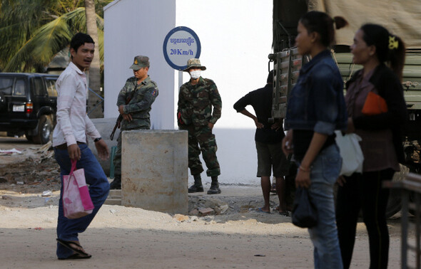 무장을 한 군인들이 14일 오후 봉제공장들이 밀집한 캄보디아 프놈펜 카나디안 인더스티리얼 파크에서 노동자들를 감시하고 있다. 프놈펜/김명진 기자 littleprince@hani.co.kr