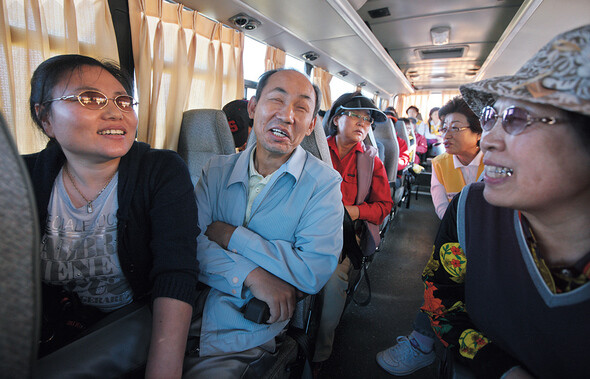 서울로 돌아가는 버스 안에서 이채린씨 부부가 옆자리에 앉은 고옥순(68)씨와 활짝 웃으며 이야기를 나누고 있다. 서로 보이지 않으니 목소리만으로 상대를 기억해야 한다. 이씨는 고씨의 나이가 가늠이 안 돼 “언니”라고 부르다 나이 차이가 큰 것을 알고는 멋쩍게 웃었다. 