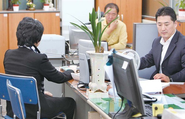 이른바 ‘강남 귀족계’라는 별칭을 얻은 다복회의 계주 윤아무개씨가 11월12일 저녁 서울 강남경찰서에서 조사를 받고 있다. 윤씨는 10월27일 잠적했다가 다복회의 정체가 언론을 통해 드러나자 경찰에 자수했다. 연합 이상학