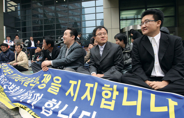 전국언론노조 한겨레지부 관계자들이 낙하산 사장 반대투쟁을 벌이고 있는 YTN 노조원들을 지지 방문했다. 오른쪽 두 번째가 김보협 위원장. 한겨레 신소영 기자