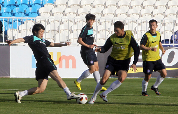 지난해 12월29일 아랍에미리트 아부다비 바니야스클럽 경기장에서 한국 축구대표팀이 훈련에 열중하고 있다.연합