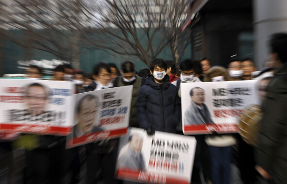 &raquo; 지난 3월7일 서울 영등포구 여의도동 방송문화진흥회 건물 앞에서 항의 시위를 하는 문화방송 노조원들. <한겨레21> 탁기형