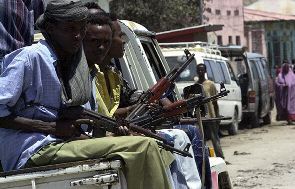 소말리아의 수도 모가디슈에서 총기로 무장한 사설 경호원들.  민음인 제공