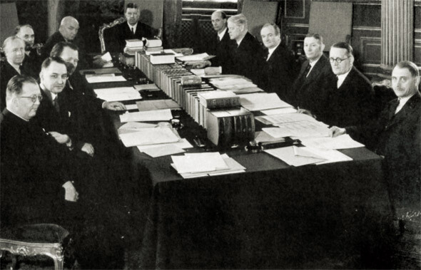 사회민주노동당 소속의 페르 알빈 한손 스웨덴 총리(왼쪽 시계방향으로 여섯 번째)가 1939년 스톡홀름 왕궁에서 구스타프 아돌프 왕자(일곱 번째)의 주재로 회의를 하고 있다. 위키피디아 갈무리