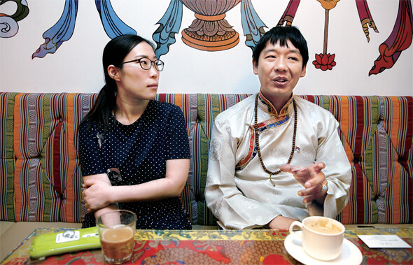 민수(오른쪽)씨와 아내 이근혜씨가 티베트 음식전문점 ‘포탈라’(서울 종로구)에서 ‘품행 미단정’을 이유로 법무부가 귀화를 불허한 데 대한 생각을 밝히고 있다. 김명진 기자