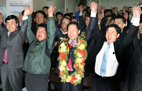 김상곤 교수(앞줄 왼쪽에서 세 번째)가 경기도교육감으로 당선됐다. 그가 마지막 유세를 매듭지은 건, 지지 당부가 아닌 그를 도와준 수많은 단체와 개인 동지들에 대한 고마움의 표시였다. 사진 한겨레 이정아 기자