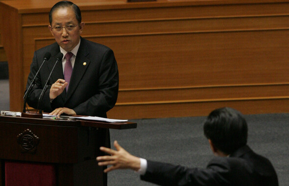 “군뿐만 아니라 국가적으로 검토하고 있다.” 김태영 국방부 장관은 2012년 4월17일로 예정된 전시작전통제권 전환 시기를 연기하는 문제와 관련해 4월8일 국회 외교·통일·안보 및 경제 분야 대정부질문에서 이렇게 밝혔다. 한겨레 탁기형 기자