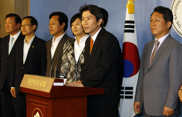 이인영 전 의원(오른쪽 두 번째) 등 10·3 민주당 전당대회에 나선 ‘486’ 정치인들이 기자회견을 열고 있다. 연합 김현태