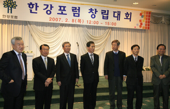 2007년 2월8일 서울 강남에서 열린 박 전 대표 외곽 지지조직 ‘한강포럼’ 출범식에서 유신 피해자인 ‘71동지회’ 인사들이 박 전 대표 지지 뜻을 밝히며 인사하고 있다. 이날 지지 선언은 박 전 대표의 측근 홍아무개씨가 이끌어낸 것으로 알려졌다. 연합 성연제