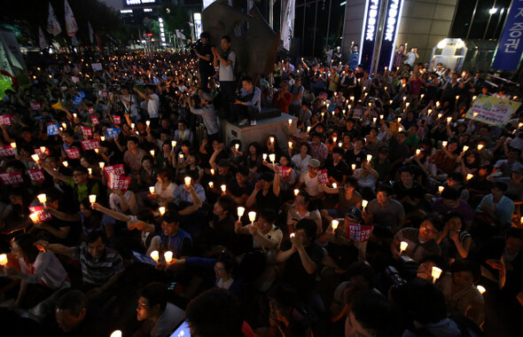 시민들이 6월28일 저녁 서울 광화문 동화면세점 앞에서 ‘국정원의 대선개입 은폐축소 및 정치공작 진상규명’을 요구하며 촛불집회를 하고 있다.정용일