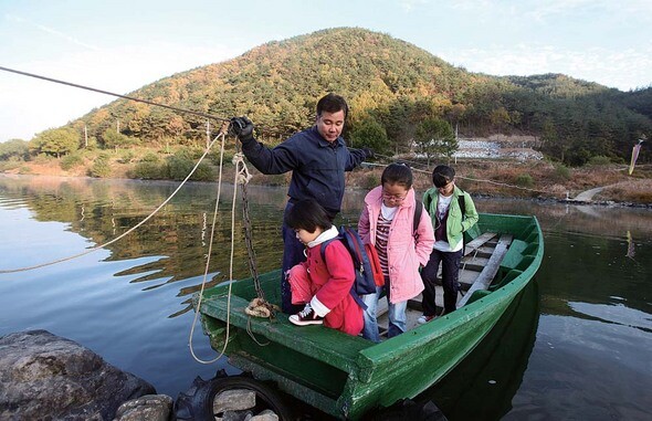 윤한열(41)씨는 매일 아침 줄배로 세 딸을 통학시키고 있다.