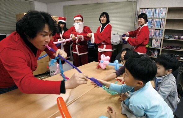 유병삼씨가 12월13일 저녁 서울 구로구 오류동 창신모자원 어린이들에게 마술을 선보이고 있다. 