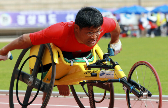 진주종합경기장에서 열린 남자 400m T45 경기에서 경남의 한동현이 역주하고 있다.