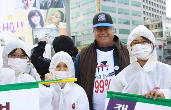 지난 11월13일 서울시청 광장에서 열린 전국노동자대회에 참석한 테드 스미스. 반도체 공장을 상징하는 방진복을 입은 대만과 한국의 안전보건 분야 활동가들과 반도체 노동자들의 직업병 문제를 알리는 선전전을 함께했다. ‘반올림’ 제공