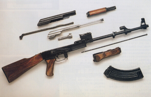 분해한 AK47. 몸체를 제외하고 총 8조각에 불과한 단순한 구조다. 고장이 적고 손질이 간편해 미숙한 병사들도 쉽게 다룰 수 있다.