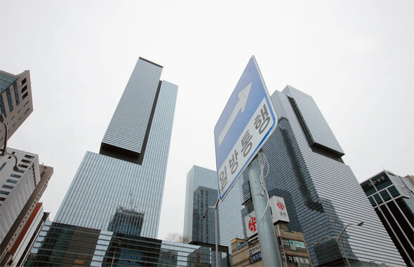 서울 서초동 삼성그룹 사옥 앞에 ‘일방통행’이라고 쓰인 교통표지판의 화살표는 삼성의 과거일까, 미래일까. 정용일 기자