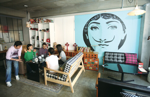 서울 신사동 가로수길에 있는 카페 ‘가로수 맨숀’ 내부 모습. 인테리어 사무실을 겸하고 있다.