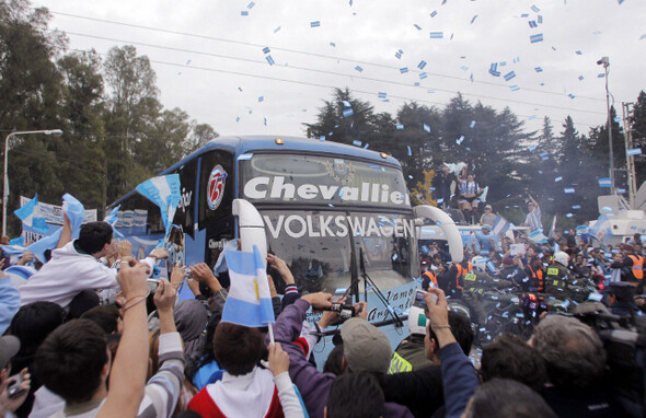 남아공으로 떠나는 대표팀을 환송하는 아르헨티나 국민들. REUTERS/ ENRIQUE MARCARIAN