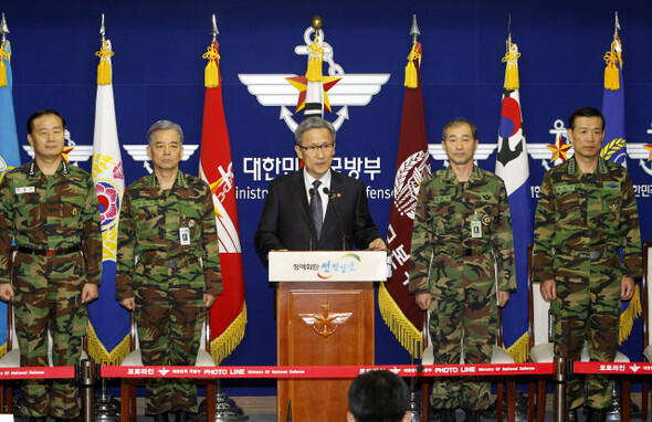 김관진 국방부 장관(가운데)이 2011년 3월8일 서울 용산구 국방부 브리핑실에서 ‘국방개혁 추진계획’을 발표하고 있다. <한겨레> 김명진