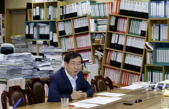 서울시청 집무실에서 만난 박원순 서울시장은 “1년 전 반쯤 찼던 책장이 이젠 꽉 찼다”고 말했다. 행정의 과정 하나하나를 꼼꼼히 챙기는 ‘박원순 스타일’이 내년 지방선거에서 어 떤 평가를 받을지 주목된다.