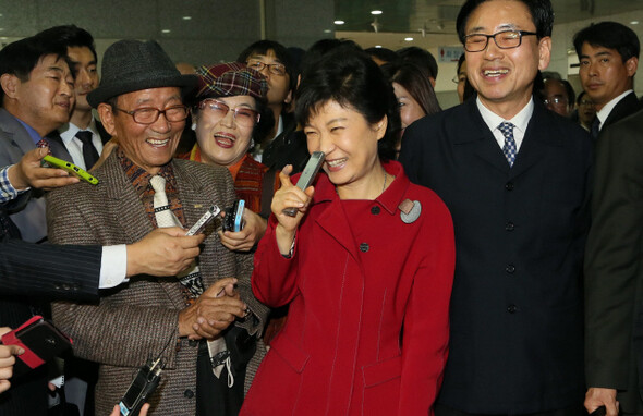 “65살 이상 어르신들께 매달 20만원씩 드리겠다”던 박근혜 대통령의 기초연금 공약이 재 정 형편을 이유로 축소됐다. 임기 안에 약속을 지키겠다니 지켜볼 일이다. 지난해 10월23 일 새누리당 대선 후보 당시 광주 노대동 빛고을노인건강타운을 찾은 박 대통령의 모습. 사진공동취재단