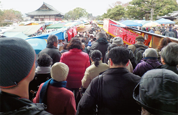 가는 날이 장날, 도지에 도착한 날은 고보이치 당일이어서 방문객들로 북적였다.