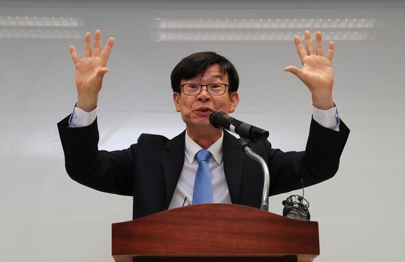 Fair Trade Commission Chairman Kim Sang-jo responds to a reporter’s question during a press conference at the Korea Fair Trade Mediation Agency in Seoul