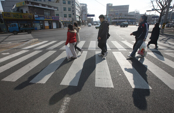 달팽이학교 학생들과 선생님들이 오후에 산책을 하고 있다. 