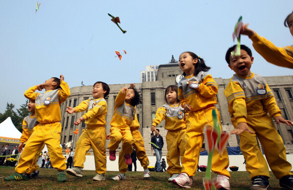 사회복지공동모금회, 한국사회복지협의회, 사회공헌정보센터, 전국경제연합회가 공동으로 개최한 ‘대한민국 사회공헌 대축제’가 2008년 10월17일 서울광장에서 열린 가운데, 어린이들이 종이비행기를 날리고 있다. 사진 한겨레 신소영 기자