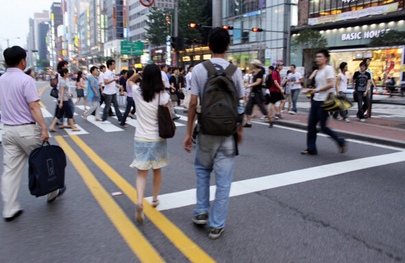 보노짓 후세인 성공회대 연구교수가 서울 도심 거리를 걷고 있다. 사진 한겨레 자료