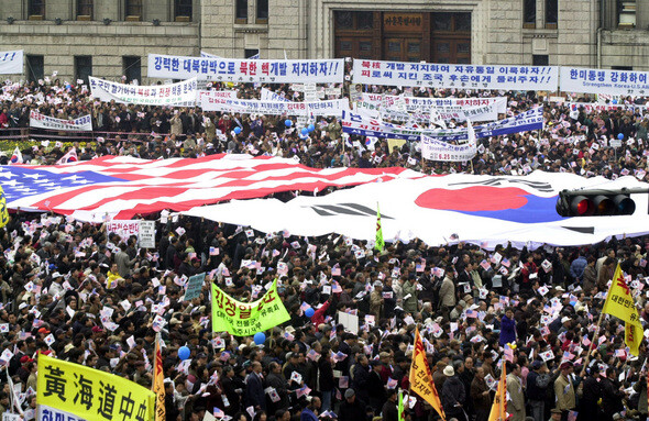 민족복음화운동본부는 2003년 서울 시청광장에서 주최한 ‘3·1절 국민 기도회’에서 성조기와 태극기를 앞세우고 북핵 반대를 외쳤다. 한겨레 이종근