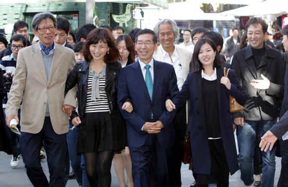 박원순 야권 단일후보가 10월20일 자신의 멘토단원들과 서울 인사동길을 걷고 있다. 왼쪽부터 유홍준 교수, 공지영 소설가, 박 후보, 뒷줄 오른쪽부터 금태섭 변호사, 임옥상 화가, 박재동 화백. <한겨레> 강창광 기자