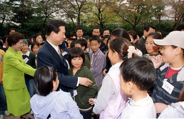 지난 2000년 청와대를 방문한 전국 35개 분교 학생들을 만난 김대중 당시 대통령 부부가 아이들의 손을 잡으며 격려하고있다. 김대중은 이렇게 외떨어진 비주류들의 주류이자 아버지였다. 청와대사진기자단