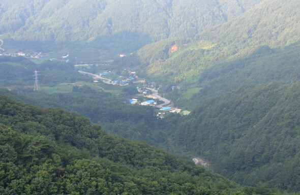 황장산 가는 길에서 내려다본 생달마을. 대미산과 황장산 사이 협곡에 자리잡은 문경의 오지 생달마을에도 개발의 그림자가 서서히 드리워지고 있다. NIKON D90, NIKKOR17-55 ,F/6.3, 1/125