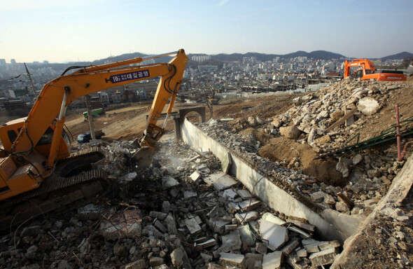 용산 참사에도 불구하고 한국 사회는 제2의 참사를 막을 제도적 장치를 마련하지 못했다. 2009년 1월 서울 응암 9구역 재개발 지구에서 철거가 진행되고 있다. 한겨레 정용일 기자