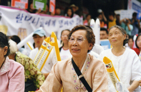 2008년 여름 서울 일본대사관 앞에서 열린 수요집회에 참가한 일본군 위안부 피해자 고 김순악 할머니의 모습. 김순악 할머니는 2000년 피해자 인정을 받은 뒤 수요 집회 등에 단골로 참석했다. 정신대 할머니와 함께하는 시민모임’ 제공
