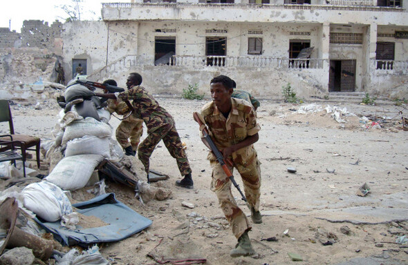 ‘이슬람 반군이 아니다. 지역을 기반으로 온갖 범죄를 서슴지 않는 군벌이 문제의 핵심이다.’ 지난 3월11일 소말리아 수도 모가디슈 시내의 한 검문소에서 정부군 병사들이 반군의 기습공격에 대비해 방어자세를 취하고 있다. REUTERS/ FEISAL OMAR