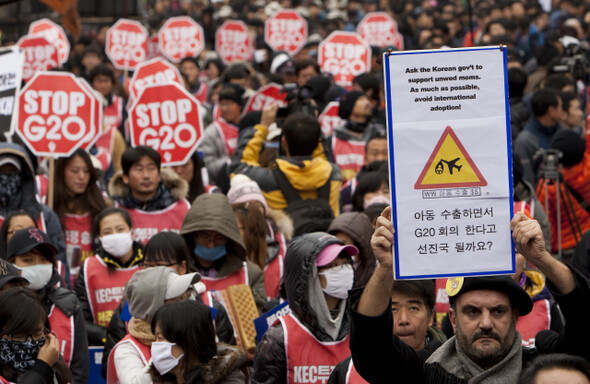 G20 정상회의에 반대하는 시민사회단체 회원과 외국 활동가들이 11월10일 오후 서울역 광장에서 국제민중의 날 행사를 열고 있다.