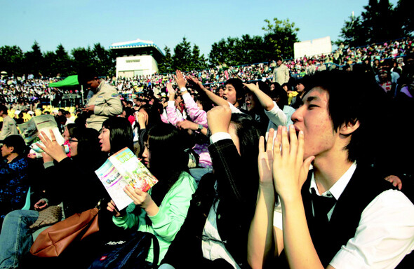 한겨레신문사와 서울시교육청 주최로 해마다 열리는 서울학생 동아리한마당 개막 행사에서 학생들이 환호하고 있다. 이번 특집 기사에서 환호와 같은 ‘18’을 들어보자. 한겨레 신소영