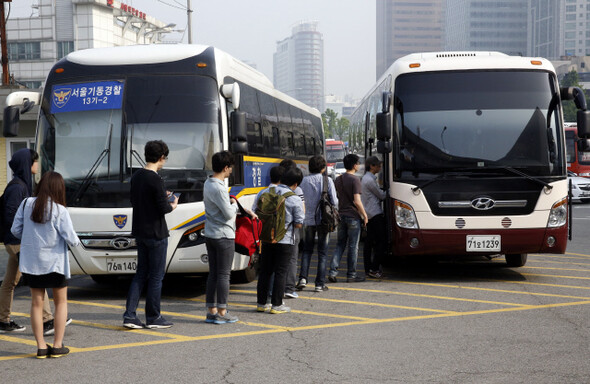 지난 5월24일 일간베스트저장소 회원들이 국가정보원 안보특강에 참석하기 위해 서울역 앞에서 국정원이 제공한 버스에 오르고 있다. 사진 한겨레21 정용일