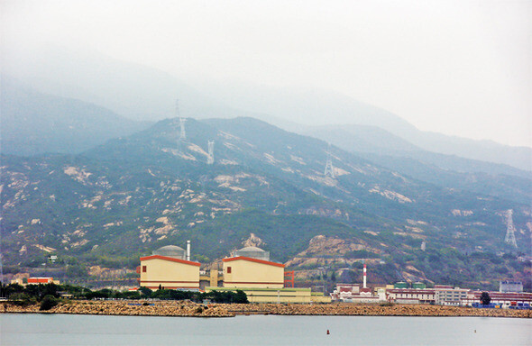 1994년 상업운전을 시작한 다야만 핵 발전소는 홍콩 중심지에서 북동쪽으로 직선거리로 약 50km 떨어져 있다.