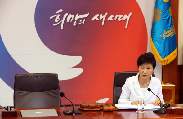  May 28. The empty chair next to Park is meant for the Prime Minister. (by Lee Jeong-yong