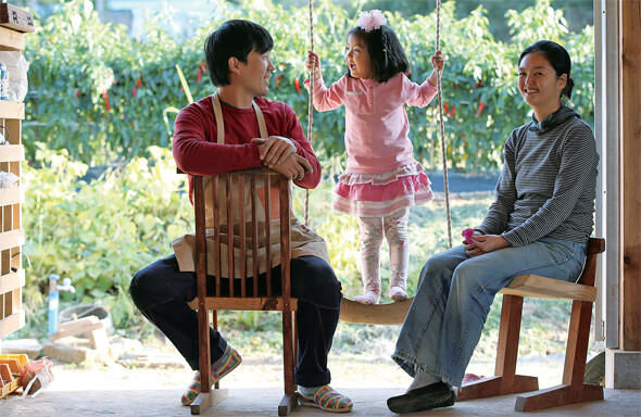 나무 본연의 결과 질감을 살려 가구를 만드는 충남 태안의 목수 이중희(왼쪽)씨 가족. 이중희씨의 작업실에는 이씨가 직접 딸을 위해 만든 그네가 걸려 있다. 목수의 작업실은 딸의 놀이터이자 아내와 함께 일하는 공간이다.