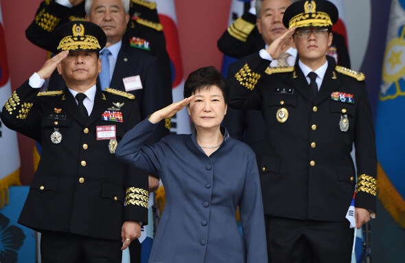 President Park Geun-hye salutes soldiers during a parade on Armed Forces Day on Oct. 1 that was held at the military headquarters in Gyeryong